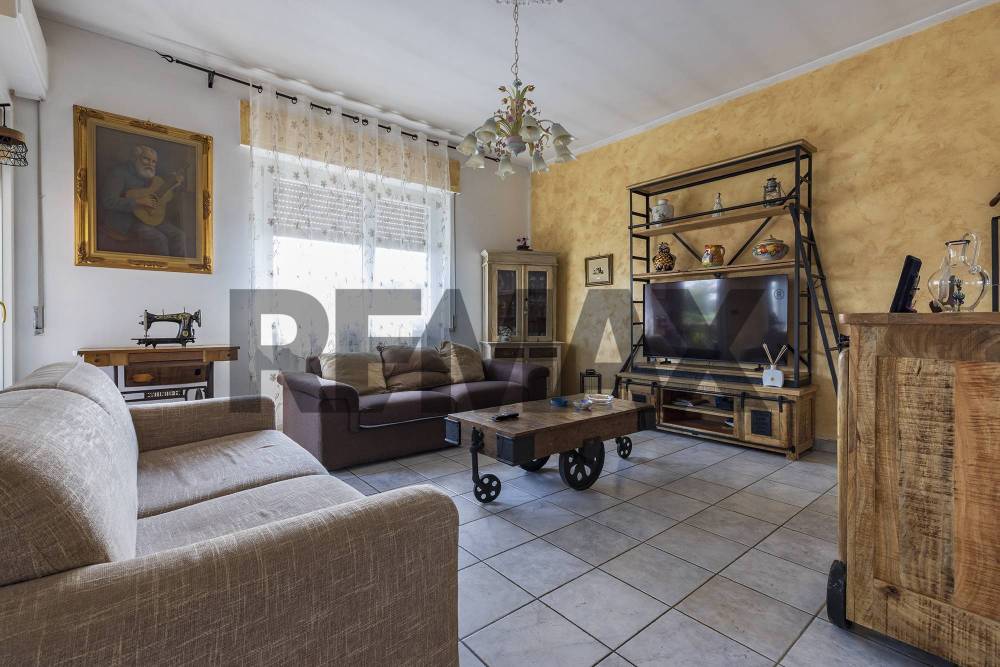 casa indipendente in vendita a Besano