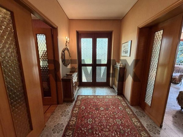 casa indipendente in vendita a Besano