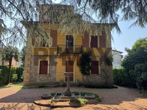 casa indipendente in vendita a Besano