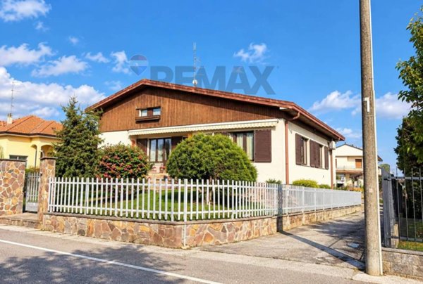 casa indipendente in vendita a Besano