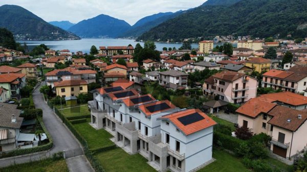 casa indipendente in vendita a Besano