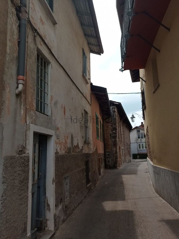 pentavano in vendita a Besano in zona Monte San Martino