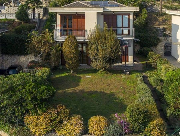 casa indipendente in vendita a Besano