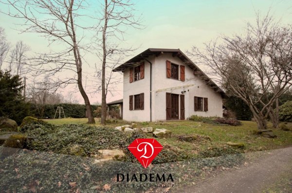 casa indipendente in vendita a Besnate in zona Centenate