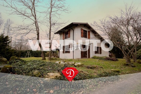 casa indipendente in vendita a Besnate in zona Centenate