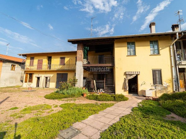 casa indipendente in vendita a Besnate in zona Centenate