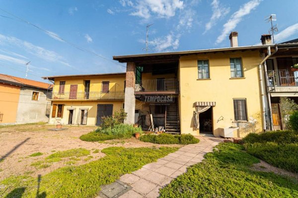 casa indipendente in vendita a Besnate in zona Centenate