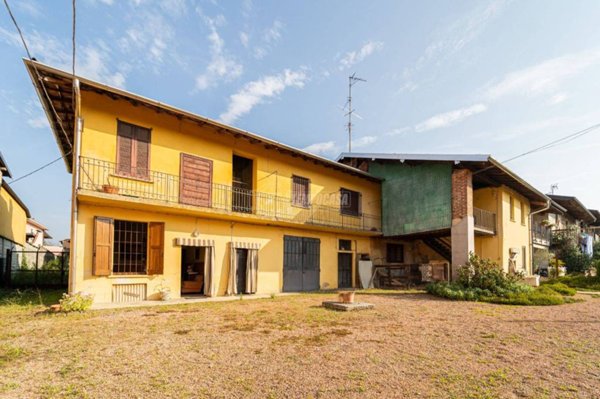casa indipendente in vendita a Besnate in zona Centenate
