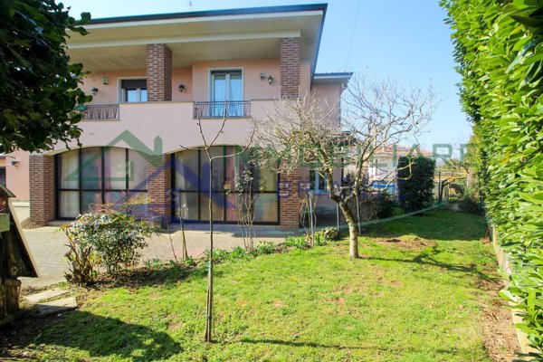 casa indipendente in vendita a Besnate