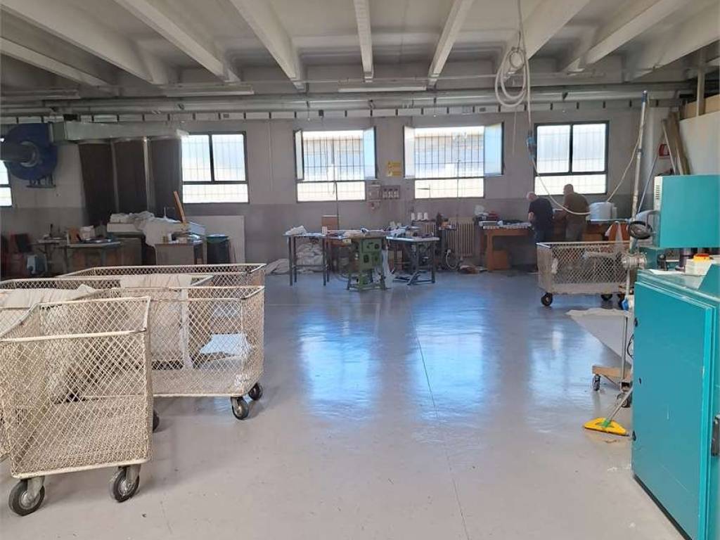 locale commerciale in vendita a Besnate