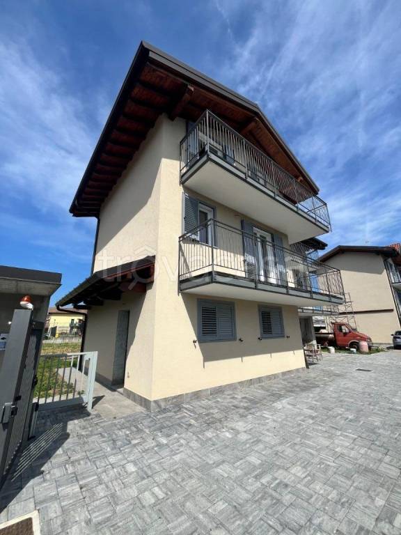 casa indipendente in vendita a Besnate in zona Centenate