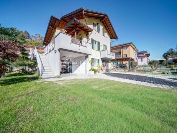 casa indipendente in vendita a Besnate in zona Centenate