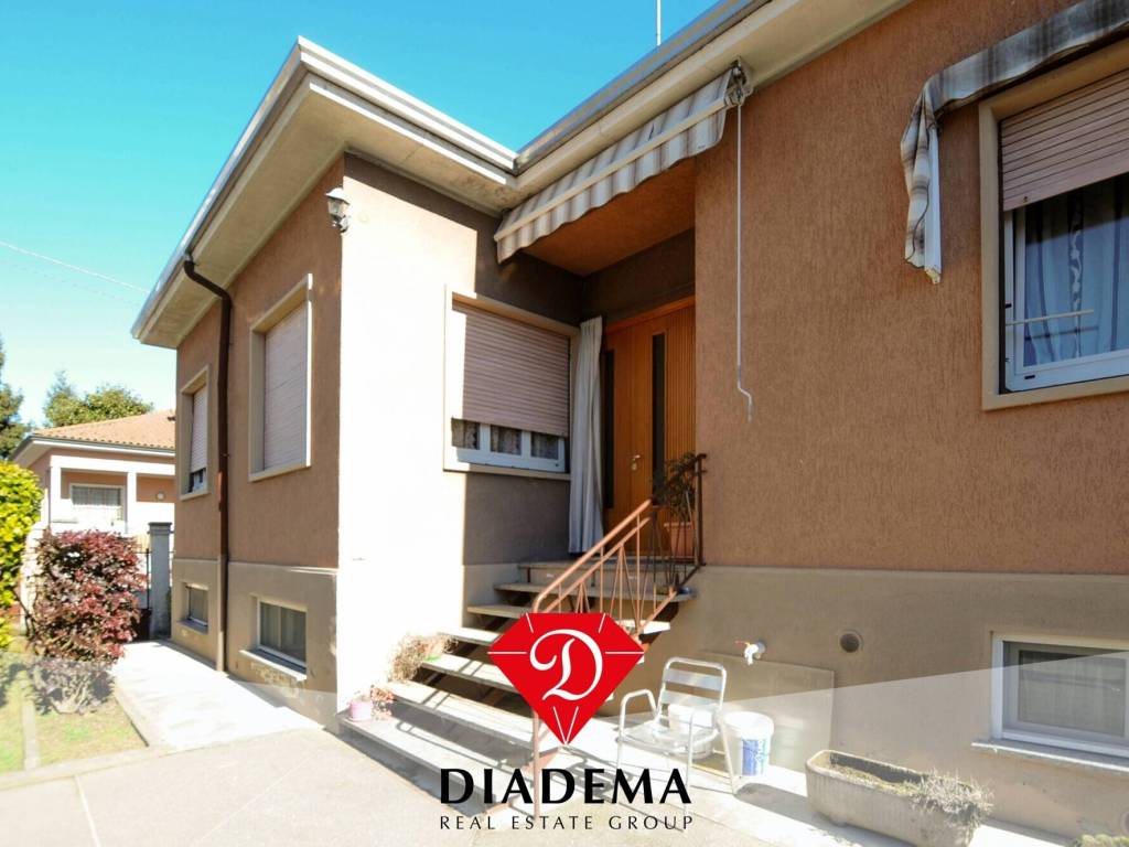 casa indipendente in vendita a Besnate