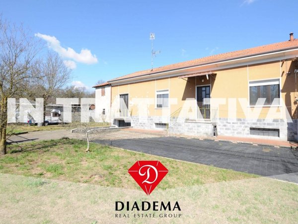 casa indipendente in vendita a Besnate in zona Centenate