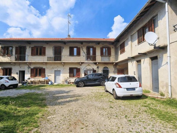 casa indipendente in vendita a Besnate in zona Centenate
