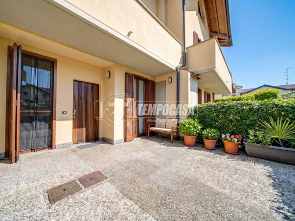 casa indipendente in vendita a Besnate in zona Centenate