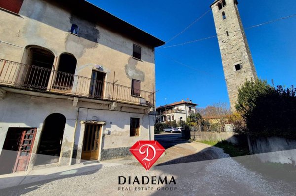casa indipendente in vendita a Besnate in zona Centenate