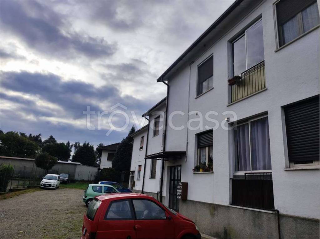 appartamento in vendita a Besnate in zona Centenate