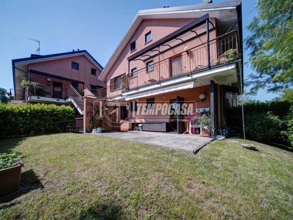 appartamento in vendita a Besnate in zona Centenate