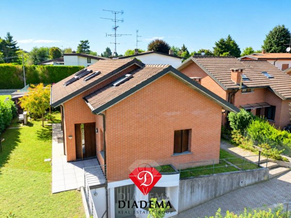 casa indipendente in vendita a Besnate in zona Centenate