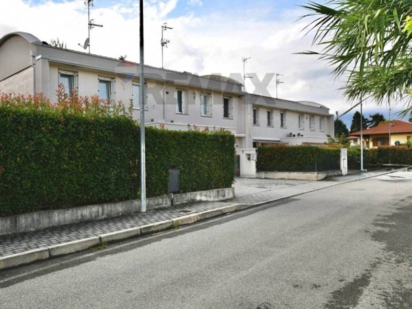 casa indipendente in vendita a Besnate in zona Centenate