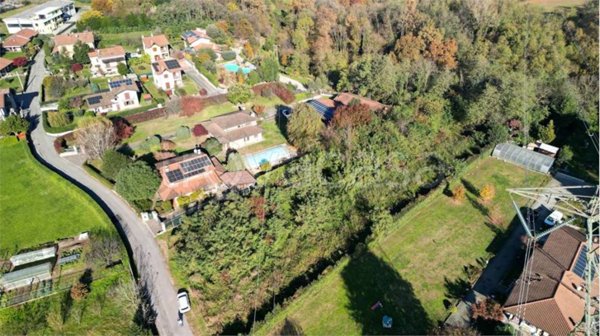 terreno edificabile in vendita a Besozzo in zona Olginasio