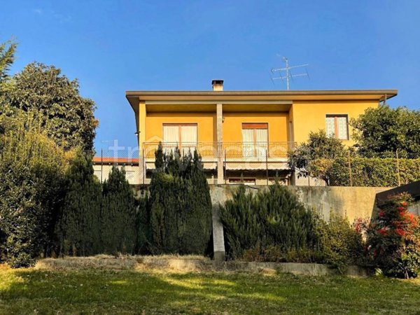 casa indipendente in vendita a Besozzo in zona Cardana