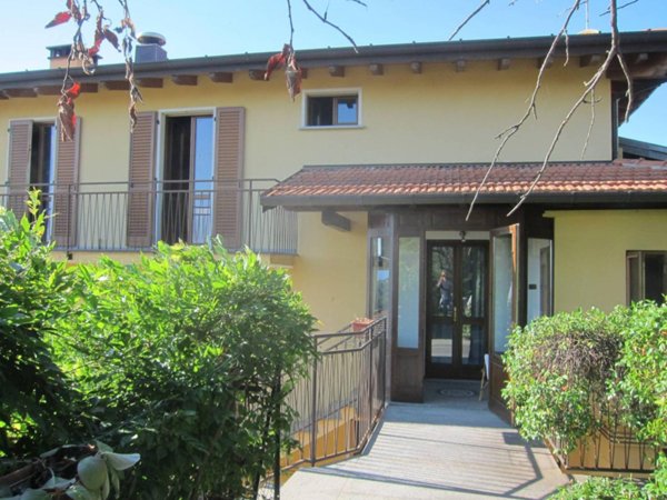casa indipendente in vendita a Besozzo in zona Cardana
