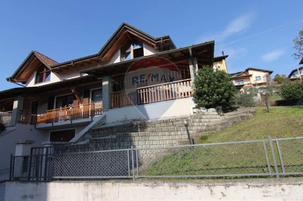 casa indipendente in vendita a Besozzo in zona Cardana