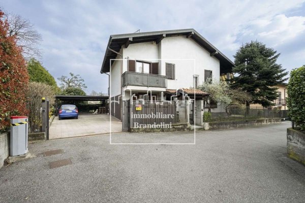 casa indipendente in vendita a Besozzo in zona Olginasio