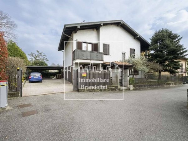casa indipendente in vendita a Besozzo in zona Olginasio