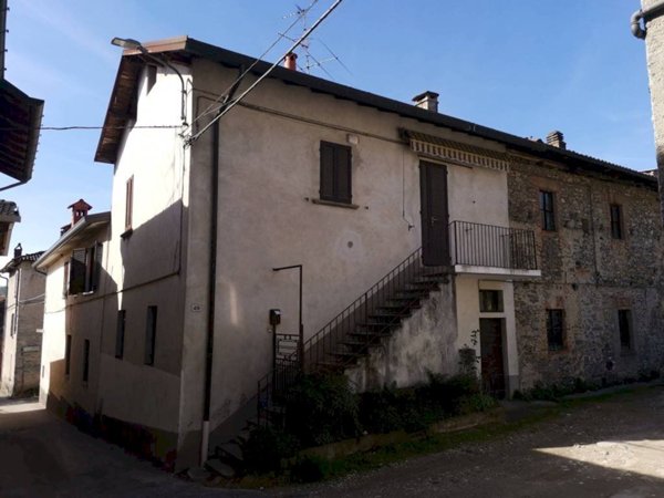 casa indipendente in vendita a Besozzo