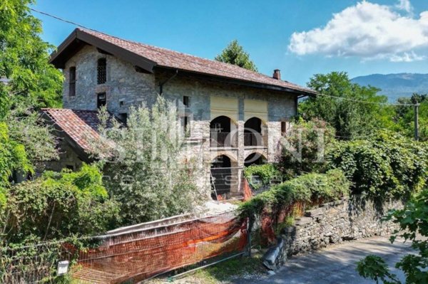 casa indipendente in vendita a Besozzo in zona Olginasio
