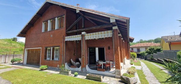 casa indipendente in vendita a Besozzo in zona Cardana