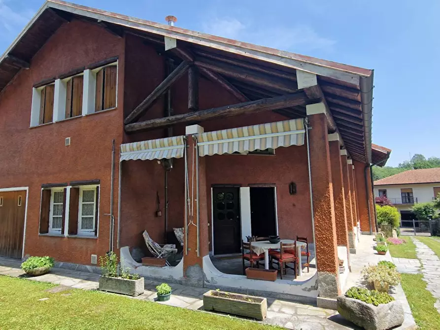 casa indipendente in vendita a Besozzo in zona Cardana
