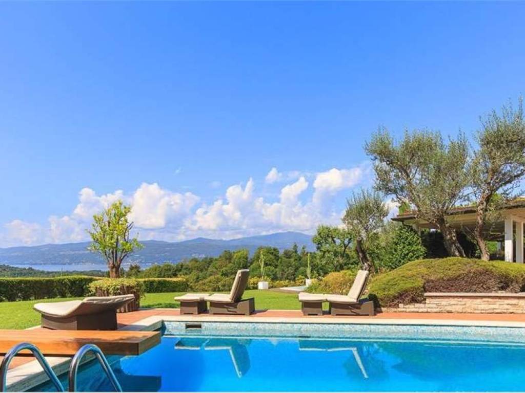 casa indipendente in vendita a Besozzo in zona Olginasio