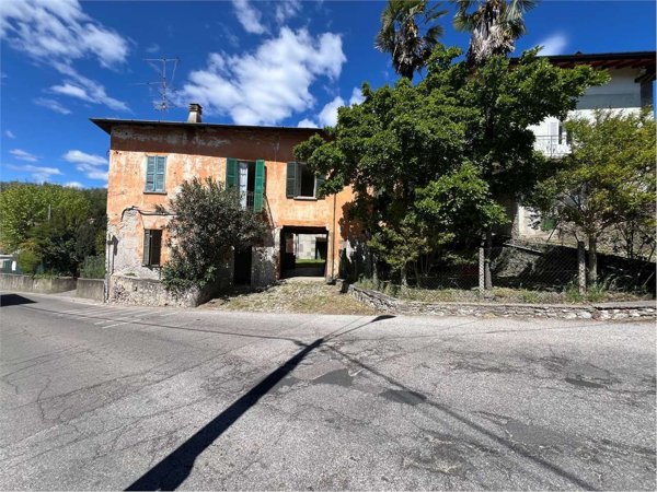casa indipendente in vendita a Besozzo in zona Cardana