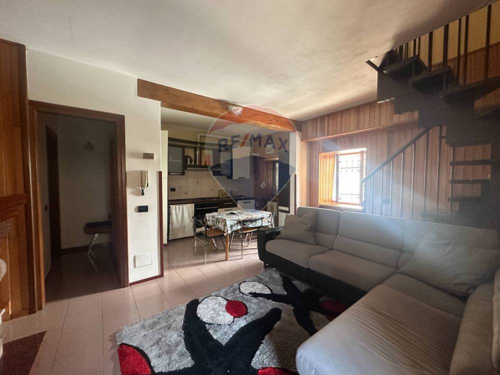 casa indipendente in vendita a Besozzo in zona Olginasio