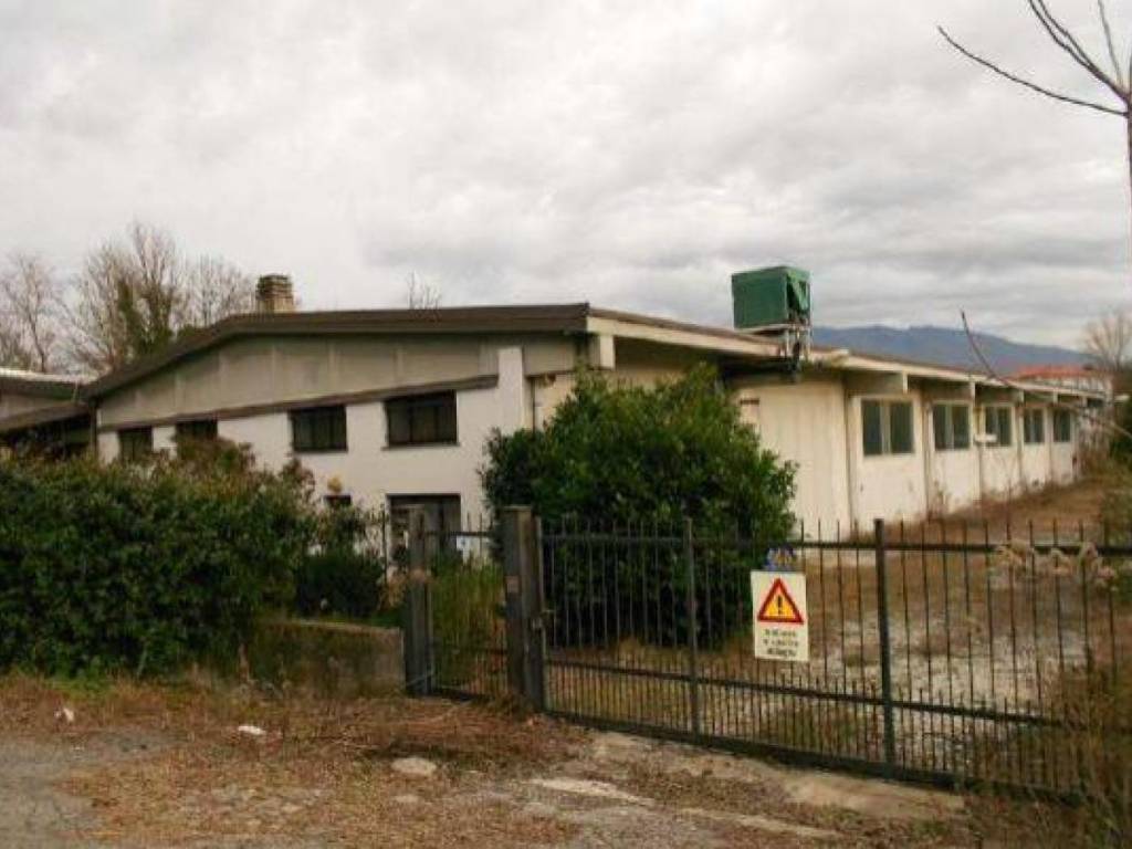 locale commerciale in vendita a Besozzo