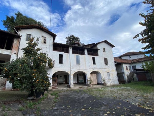 casale in vendita a Besozzo in zona Cardana