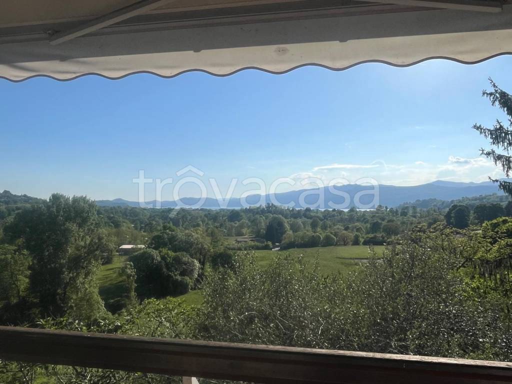 casa indipendente in vendita a Besozzo in zona Cardana