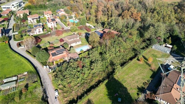 terreno edificabile in vendita a Besozzo in zona Olginasio