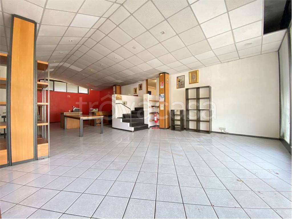 negozio in vendita a Besozzo
