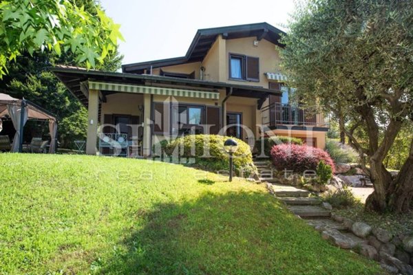 casa indipendente in vendita a Besozzo in zona Cardana