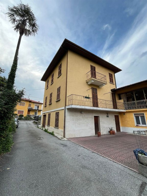 casa indipendente in vendita a Besozzo in zona Cardana