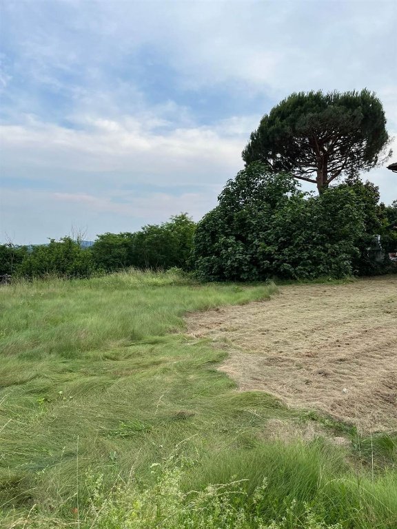 terreno edificabile in vendita a Besozzo in zona Olginasio