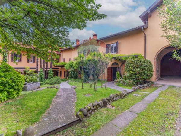 appartamento in vendita a Besozzo in zona Cardana