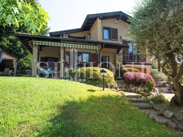 casa indipendente in vendita a Besozzo in zona Cardana