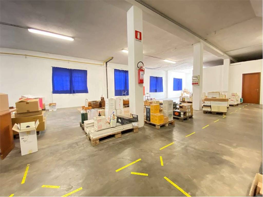 locale commerciale in vendita a Besozzo