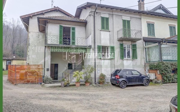 casa indipendente in vendita a Besozzo in zona Cardana
